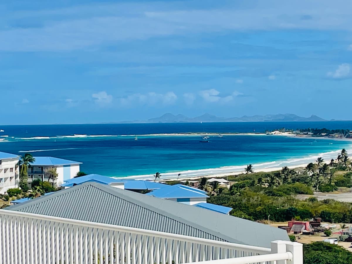 Vue panoramique sur la mer des Caraïbes depuis Saint-Martin